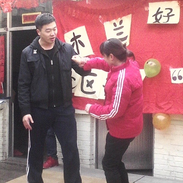 2014/03/08 — 这是一个朋友在教大伙遇到坏人，怎么防身的技能《文琼三八妇女节在木兰拍》