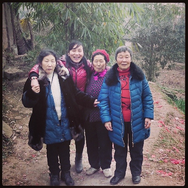 2014/04/20 — 亲爱的，你们好，这是我春节回老家，拍的照片，都是多年没有见的几个嫂子，都是邻居，我们十多年前都在老家种地，都能天天见面，…