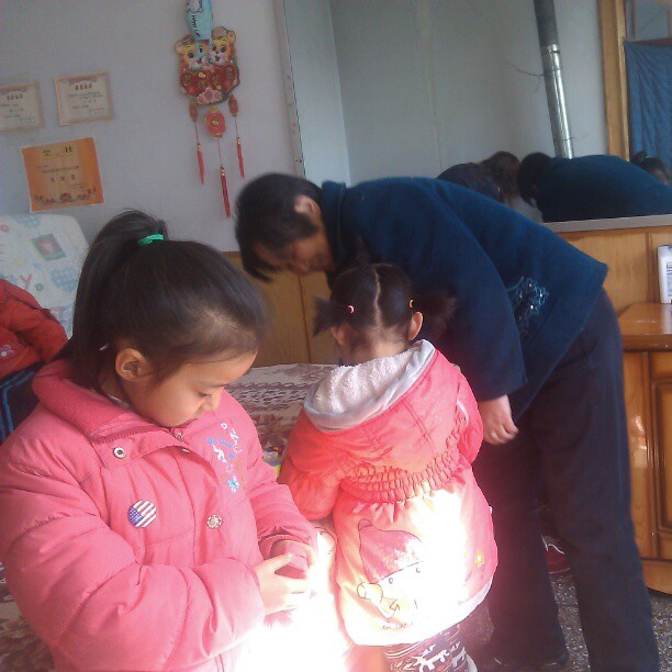 2013/02/05 — 到家了回家的感觉真好，女儿和奶奶在一起，因为好久没见，孩子对家里的人和事物都有点陌生了。