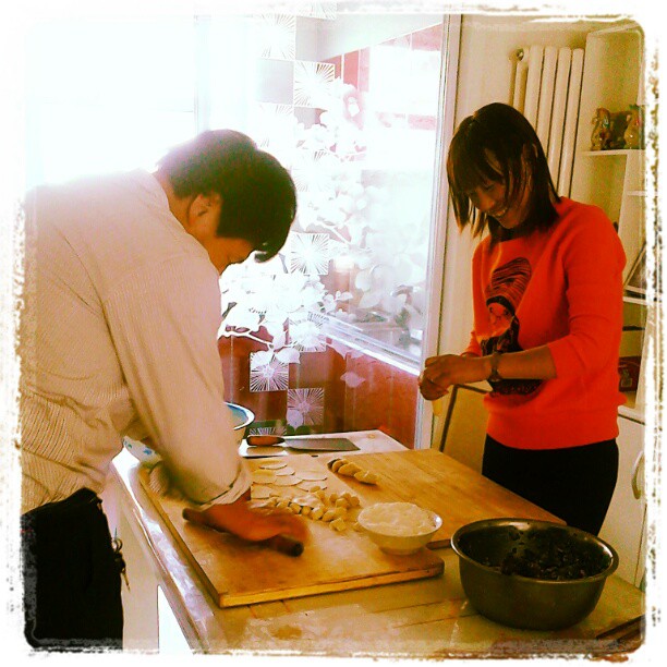 2013/02/09 — 我哥和嫂子在包饺子，我们的饺子皮也是自几做的。一家人在一起很开心。