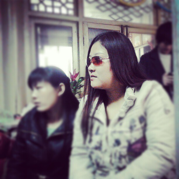2013/03/09 — 看看我们的姐妹，有木有刘欢的范。