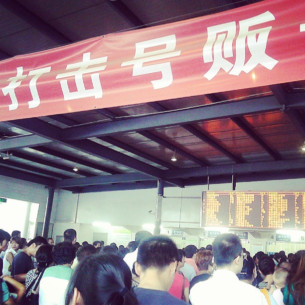 2013/07/04 — 看看排队的人群，就知道有多少家庭在纠结。（喜林摄，儿童医院）