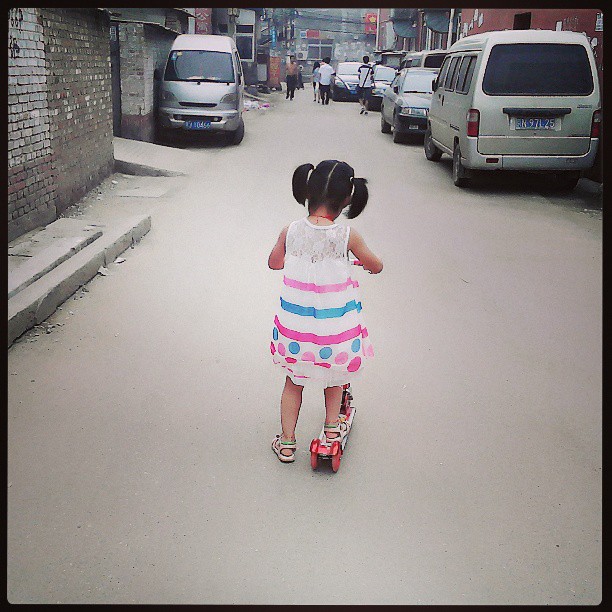 2013/07/13 — 今天我们骑滑板车上学。
