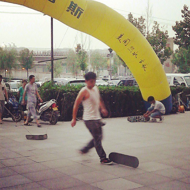 2013/07/13 — 滑板车原来是这么玩的。（喜林摄，龙德广场）