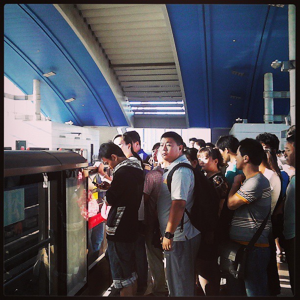 2013/07/16 — 地铁里面的候车人群。
