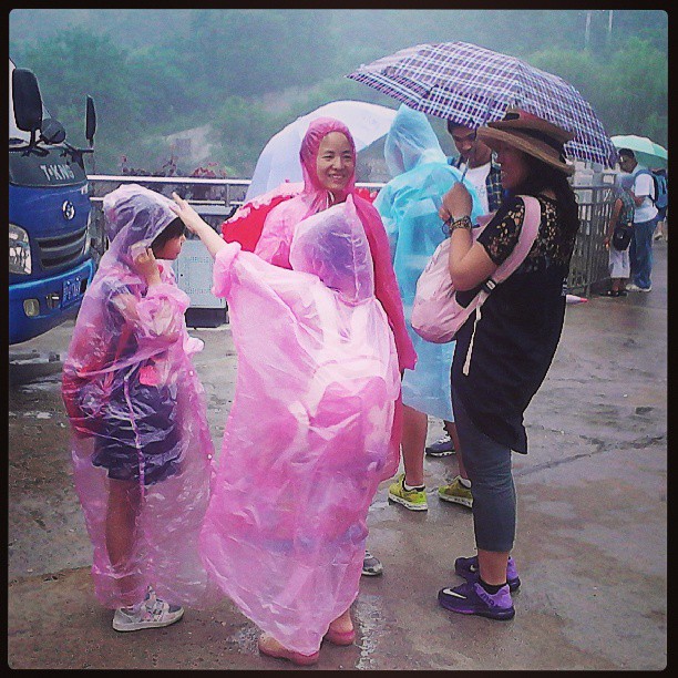 2013/07/27 — 下雨也不会影响的心情，看我们多开心。（喜林摄，水长城）