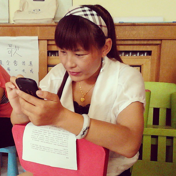 2013/08/03 — 热衷拍照的妹纸，排练时开小差发照片，哈哈。。。。。。