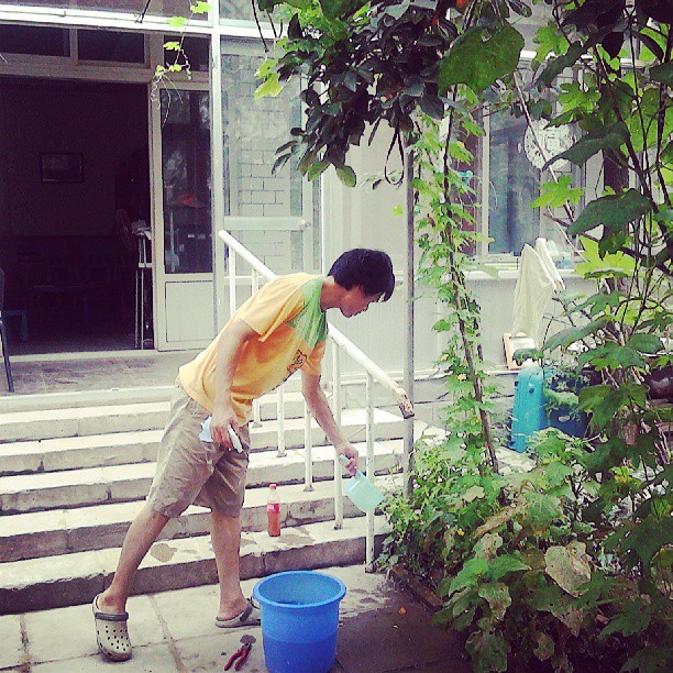 2013/08/06 — 细心的浇灌每一颗植物。