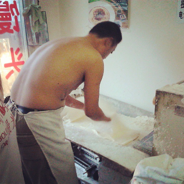 2013/08/09 — 做饺子皮的老板。