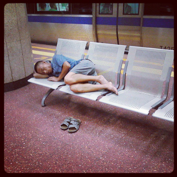 2013/08/12 — 为什么你会睡在这里？（阜成门地铁站）