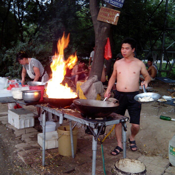 2013/06/29 — 工地门口卖饭的。