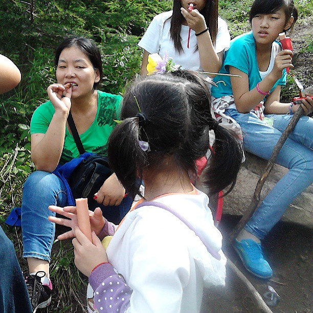 2013/08/17 — 爬山中途补充点体力。