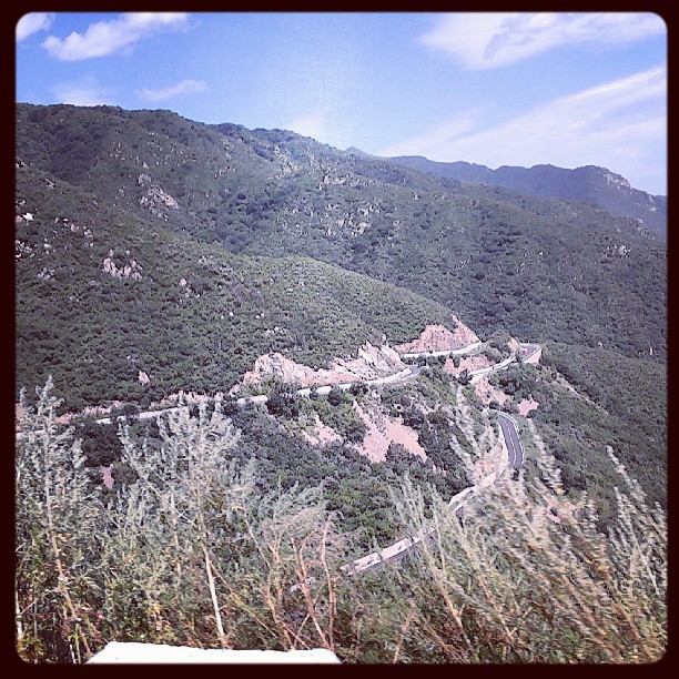 2013/08/18 — 形式险峻的盘山道。（延庆）