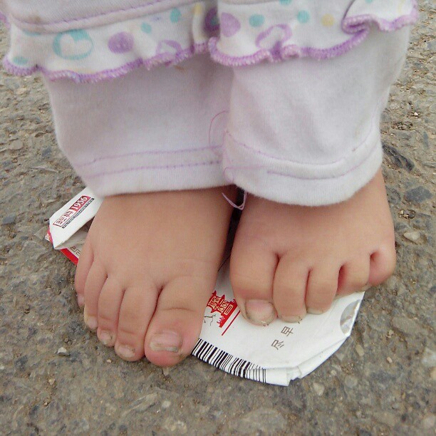 2013/06/30 — 怕自己的小脚掉地上啦，挪来挪去只怪烟盒太小啦！