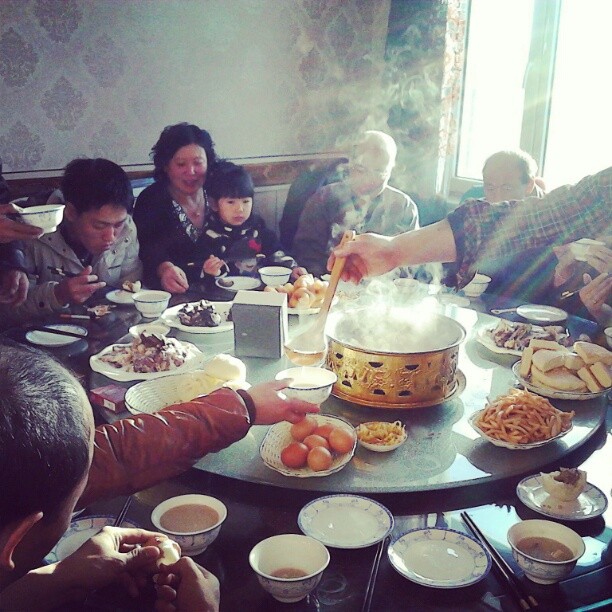 2013/12/27 — 家人团聚，一边聊天，一边吃蒙古早餐，开心。