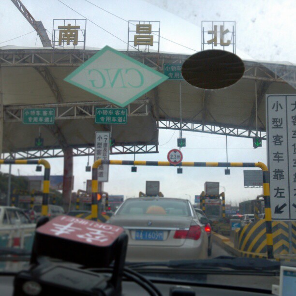 2013/02/05 — 刚下飞机，打车去火车站，还要做三个半小时到机场，一个的哥为了多赚钱，找人一起拼车