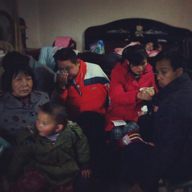 2013/02/07 — 过年最重要的的是团聚，大家一起在等着吃饭，在等候的时候，小辈们先喂饱先