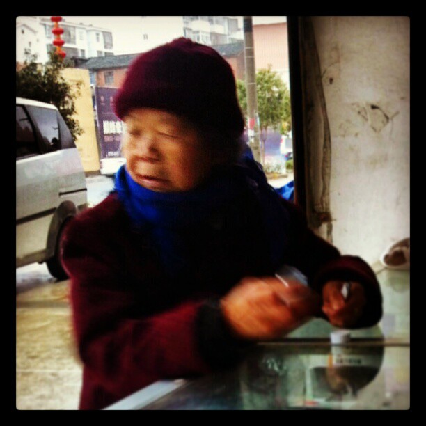 2013/02/07 — 一个买药的奶奶，售药员推荐了一瓶十五元的心脉通颗粒，后来问了一瓶三块钱的药，到处看看，斟酌了一下，决定买下了，里三层外三…