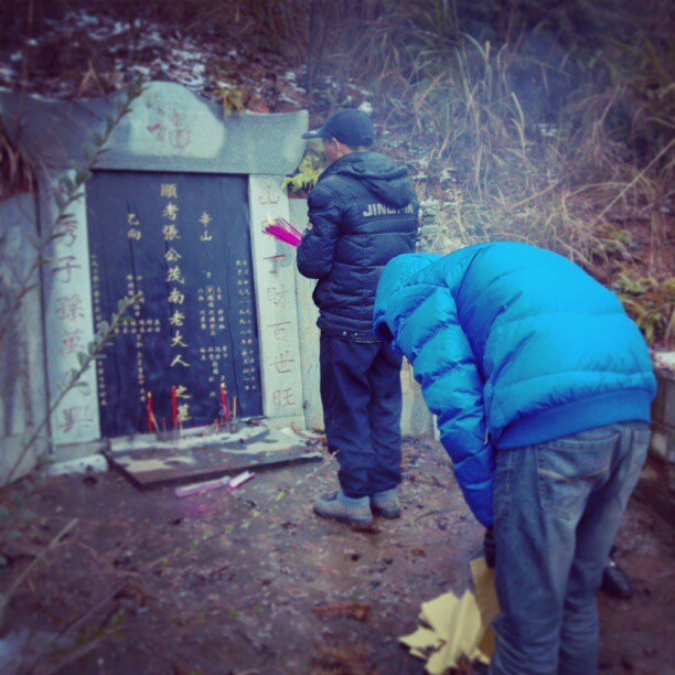 2013/02/09 — 今天我们家过年，一起到爷爷奶奶坟地上拜祭一下