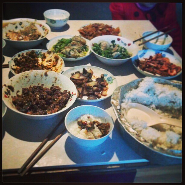 2013/02/10 — 早餐都是昨天剩的，寓意“年年有余”，煮一碗青菜和芋头，寓意“四季常青，万事如意”