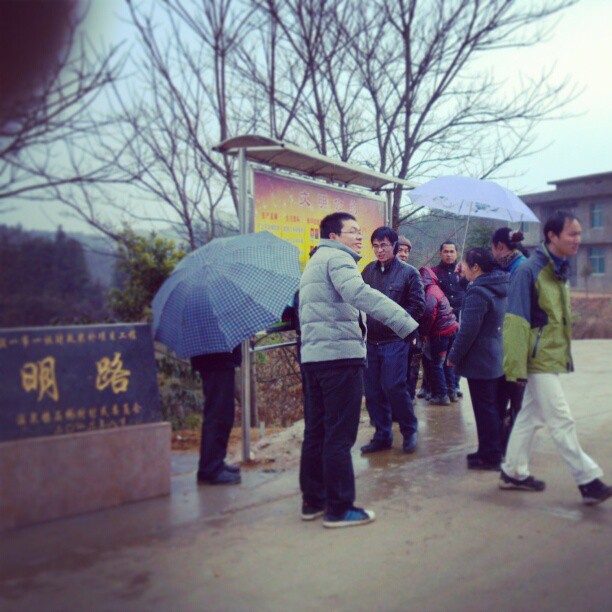 2013/02/13 — 正在等公交车，记得以前小时候都是大部队骑自行车。两点才发车，等吧！