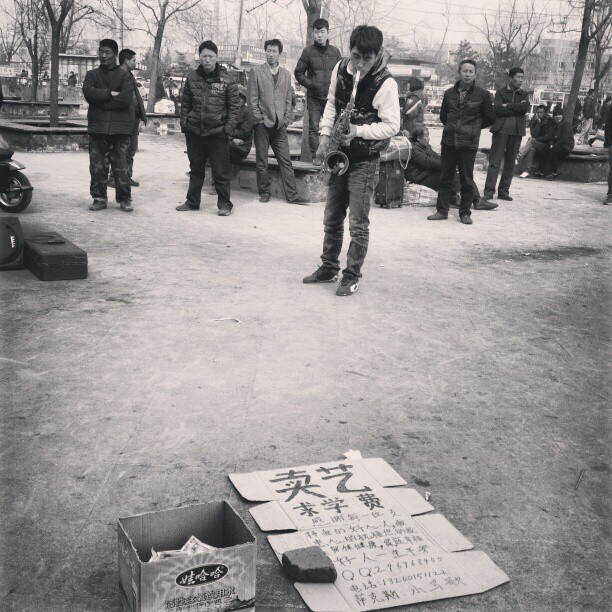 2013/03/21 — 卖艺求学费的小伙