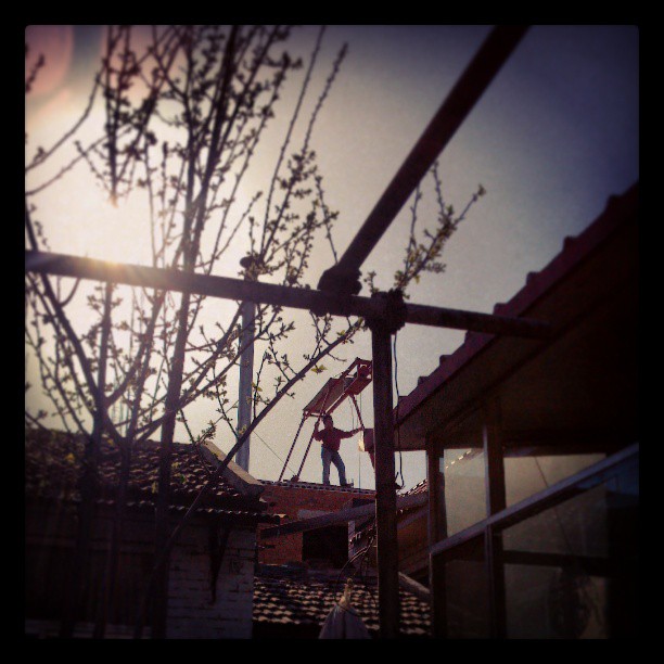 2013/04/19 — 逆光，建筑工人