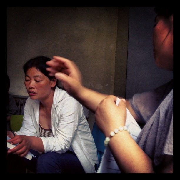 2013/06/30 — 家访培训，现场演练中，主要针对一对一课辅家庭，了解家长们对此活动的想法和看法:-*（春分摄，北京昌平北七家木兰社区活动中…
