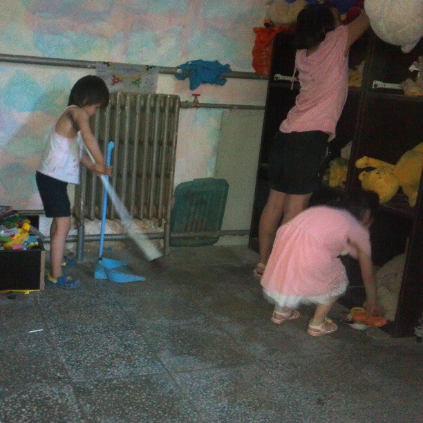 2013/07/02 — 杂乱的玩具屋被两个幼儿园的小朋友收拾干净了。收拾完还一直哼着：“我不怕收拾，我不怕收拾”！劳动最光荣哈！（春分摄，北京昌…