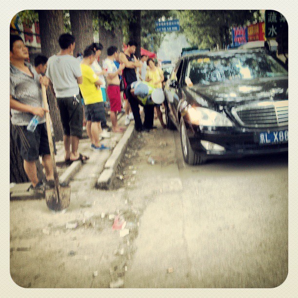 2013/07/14 — 交警正在处理交通事故，害得路堵了好久！