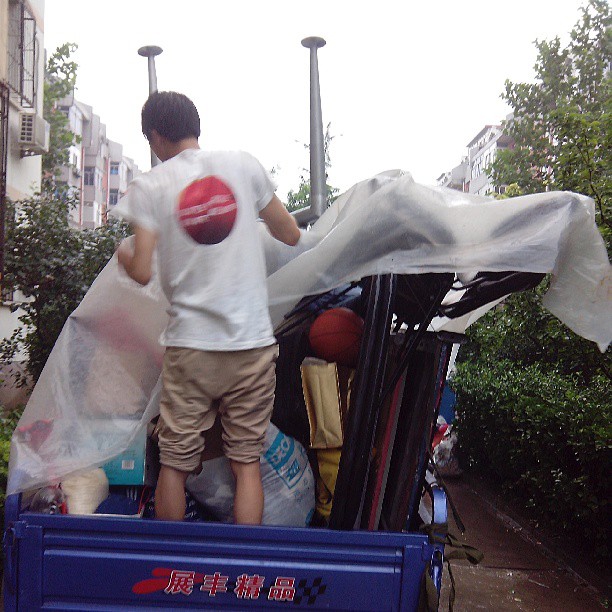 2013/07/15 — 雨中搬家（黄玲拍摄红福苑）