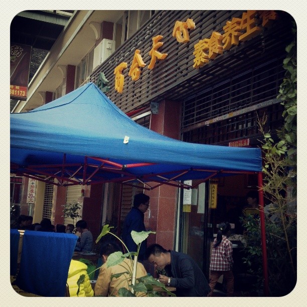 2013/10/07 — 一家素食馆，佛学的，大家自己乐施，把钱投到钱箱里，随便吃