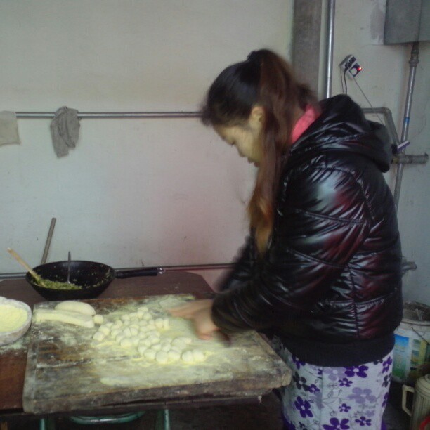 2013/02/03 — 我弟妹在包饺子