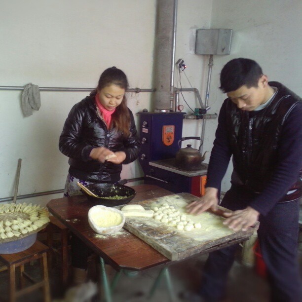 2013/02/03 — 我弟和我弟媳在包饺子，今天我在娘家过小年了