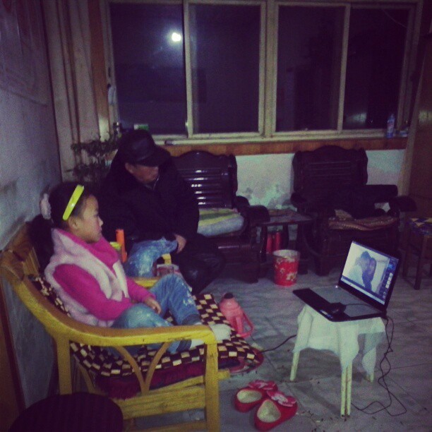 2013/02/03 — 爷爷俩在看电视，聚精会神