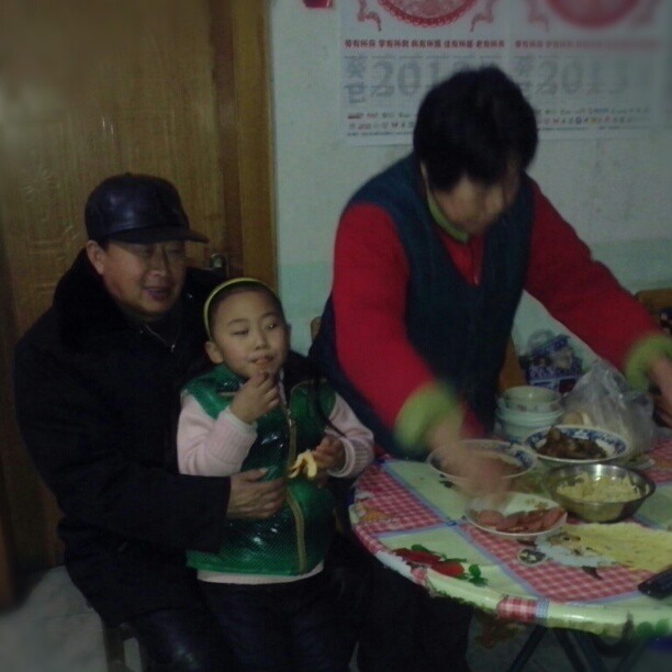 2013/02/04 — 奶奶爷爷孙女刚吃完饭
