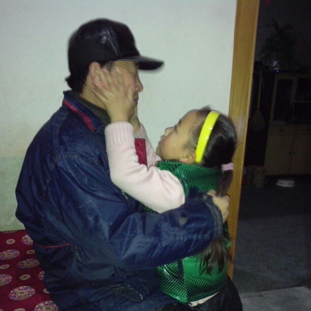 2013/02/07 — 爷爷愿意让孙女摆弄