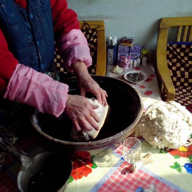 2013/02/09 — 婆婆在活包饺子的面