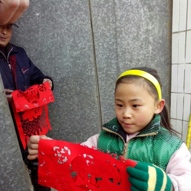 2013/02/09 — 爷爷俩帮着往上拿，好热闹