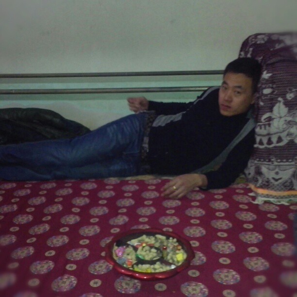 2013/02/10 — 在想事儿发呆了，大年三十一夜没睡觉，看上去好累