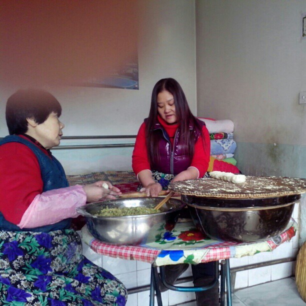 2013/02/10 — 年三十在包饺子，
