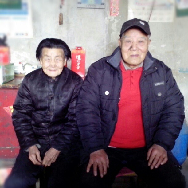 2013/02/15 — 孙女看她们，脸上显露出微笑高兴。