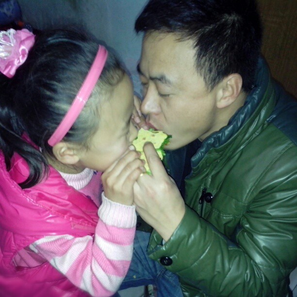 2013/02/24 — 父子俩在吃饽饽，多香