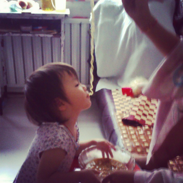 2013/07/10 — 赛男喂小妹妹面，来自海英摄