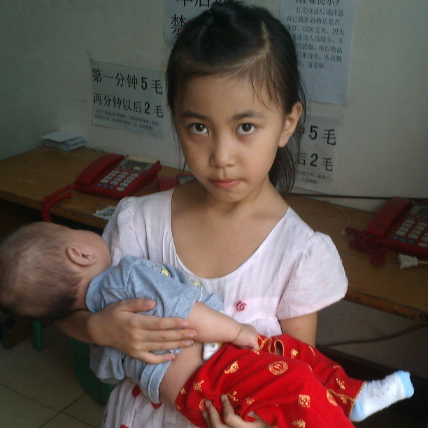 2013/07/11 — 大孩子哄小孩子的样子，来自木兰海英