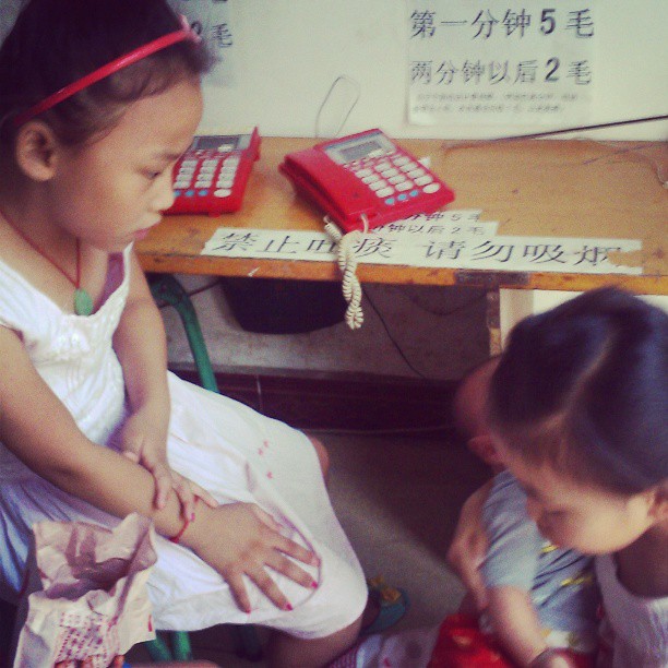 2013/07/11 — 赛男在学怎麽抱娃娃，来自木兰海英摄