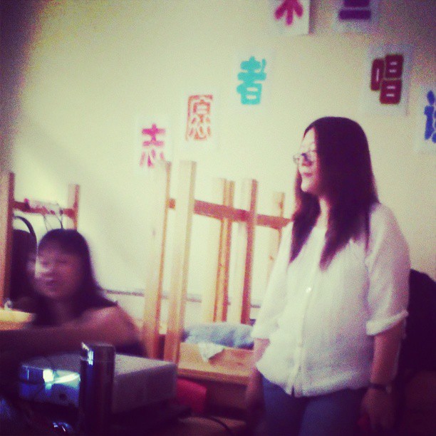 2013/07/12 — 在给学生上课，来自木兰海英摄