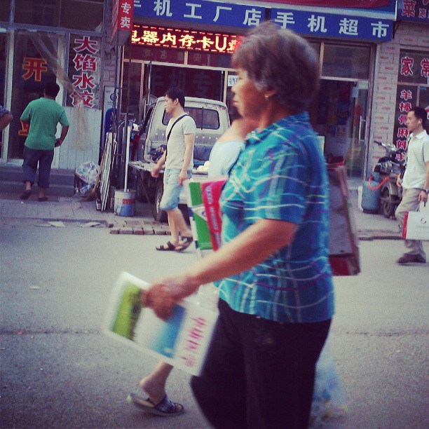 2013/07/13 — 在大街上走的路人们，来自海英拍摄