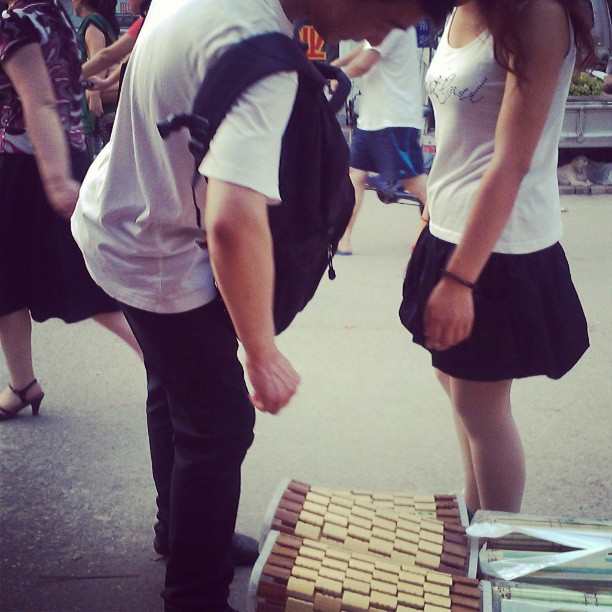 2013/07/13 — 一对夫妻来买我的凉枕啦，有生意来啦。来自海英拍摄