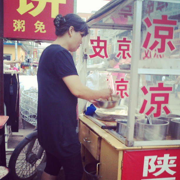 2013/07/13 — 旁边守着一个陕西凉皮，饿了就吃一碗，来自海英拍摄